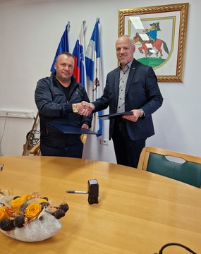 župan Robert Smrdelj in Rasim Hajdari po podpisu pogodbe